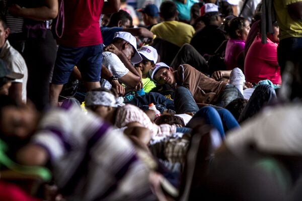Miles de migrantes centroamericanos descansan en el parque Miguel Hidalgo de Tapachula para seguir su camino al norte de México - Sputnik Mundo