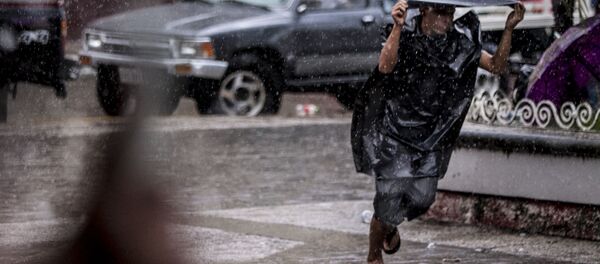 Migrante centroamericano corre de la lluvia y en el parque Miguel Hidalgo de Tapachula Migrante centroamericano corre de la lluvia y en el parque Miguel Hidalgo de Tapachula - Sputnik Mundo