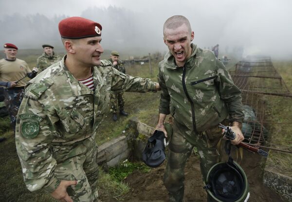 La boina granate: la 'prueba de fuego' para los militares más valientes de Bielorrusia - Sputnik Mundo