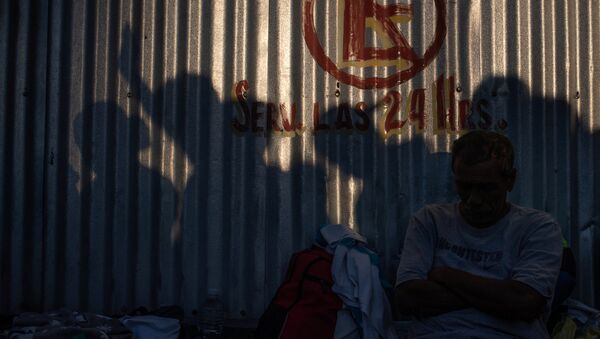 Las siluetas de unos migrantes en México - Sputnik Mundo