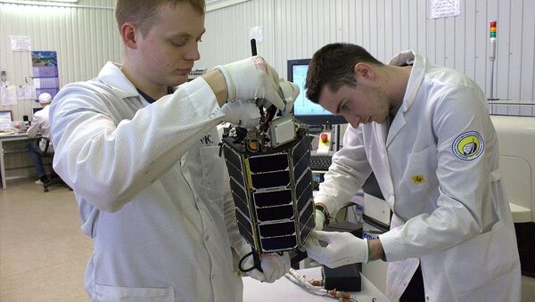 El nanosatélite ruso TNS-0 №2 durante la preparación para el lanzamiento (archivo) - Sputnik Mundo