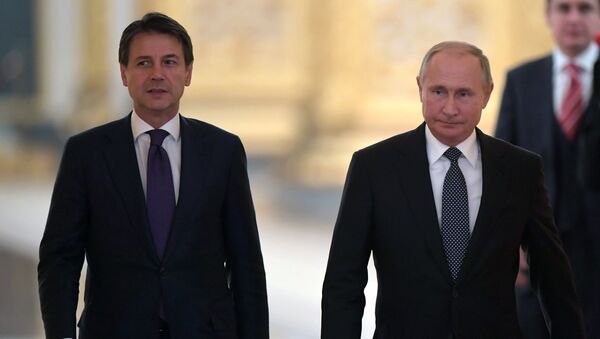 El primer ministro italiano, Giuseppe Conte, y el presidente ruso, Vladímir Putin - Sputnik Mundo