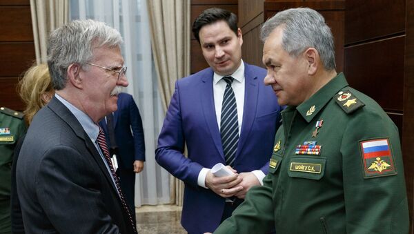 El asesor de Seguridad Nacional de la Casa Blanca, John Bolton, y el ministro de Defensa de Rusia, Serguéi Shoigú - Sputnik Mundo