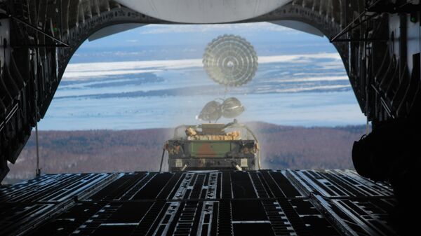 El lanzamiento de un Humvee desde un C-17, foto archivo - Sputnik Mundo