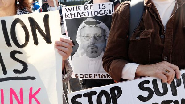 Un activista con la foto del periodista desaparecido Jamal Khashoggi - Sputnik Mundo