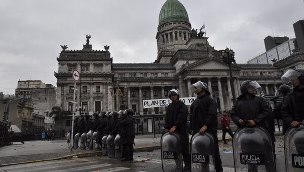 La Policía argentina durante los disturbios - Sputnik Mundo