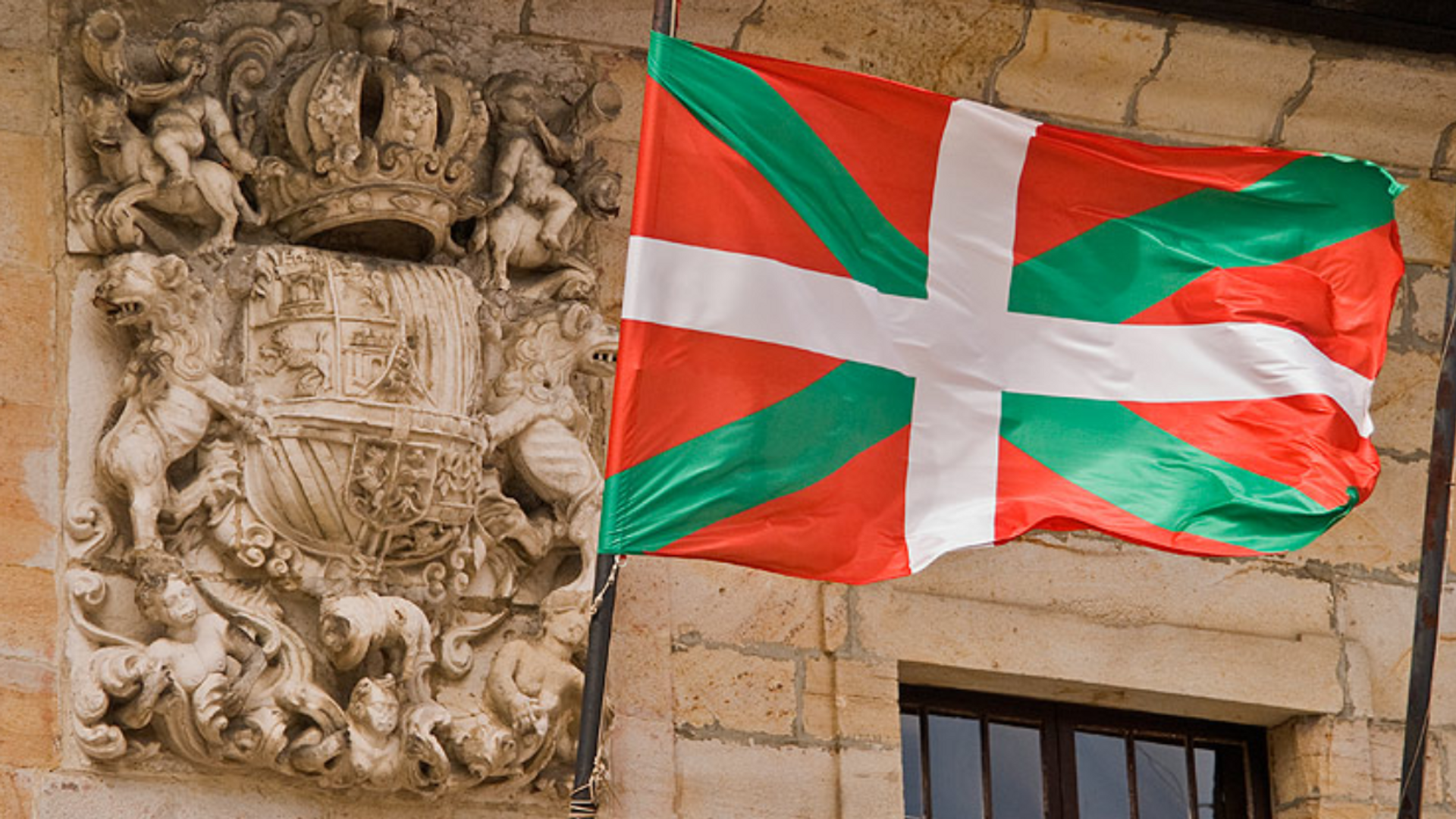 Bandera oficial del País Vasco adoptada por el Estatuto de Autonomía de 1979 - Sputnik Mundo, 1920, 09.08.2021