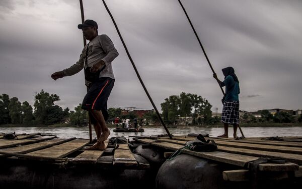 Balseros del Río Suchiate se preparan para ayudar en el cruce del éxodo hondureño - Sputnik Mundo