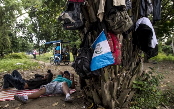 Migrantes se preparan para cruzar el Río Suchiate al lado mexicano - Sputnik Mundo