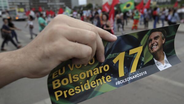 Un sticker con la imagen de Jair Bolsonaro - Sputnik Mundo
