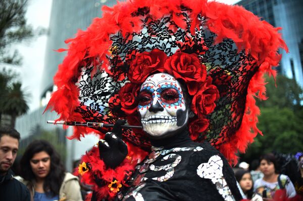 Participante del Desfile de Catrina en la celebración del Día de Muertos en México. - Sputnik Mundo