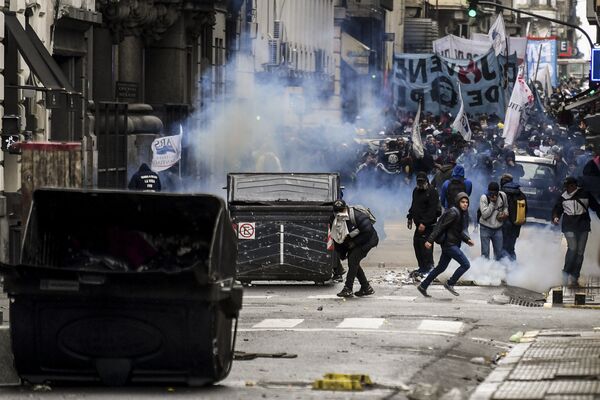 Manifestantes durante un enfrentamiento con la policía en una protesta en Buenos Aires. - Sputnik Mundo