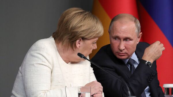 El presidente ruso, Vladímir Putin, y la canciller alemana, Angela Merkel, durante la cumbre en Estambul del 27 de octubre - Sputnik Mundo