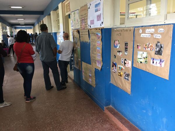 Ciudadanos aguardan su turno de votar para presidente, Chuí, Brasil Ciudadanos aguardan su turno de votar para presidente, Chuí, Brasil - Sputnik Mundo