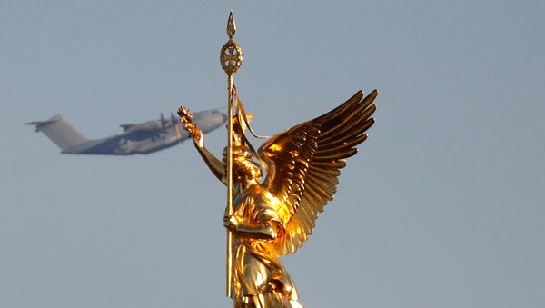 Un avión Airbus A-400 M de la Fuerza Aérea alemana sobrevuela la estatua dorada de Victoria sobre la Columna de la Victoria en Berlín. - Sputnik Mundo