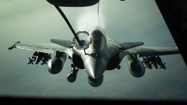 Un caza francés Rafale repostado por un avión cisterna estadounidense KC-10 sobre Irak en 2016 (archivo; 2016) - Sputnik Mundo