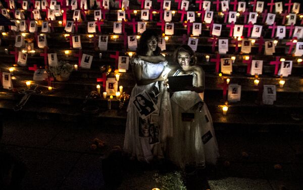 En el Ángel de la Independencia familias de 120 mujeres asesinadas en México, colocaron cruces rosas con sus nombre como protesta por la falta de atención y la criminalización a las victimas de feminicidios en el país - Sputnik Mundo