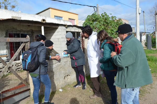 Integrantes del proyecto escolar uruguayo Entre bichitos, conversando con vecinos del barrio Casavalle Integrantes del proyecto escolar uruguayo Entre bichitos, conversando con vecinos del barrio Casavalle - Sputnik Mundo