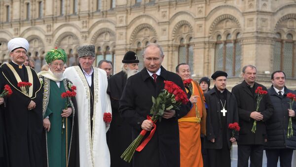 De izquierda a derecha: el presidente del Consejo de Muftíes de Rusia, Ravil Gainutdin, el presidente de la Junta Espiritual Central de Musulmanes de Rusia, Talgat Tajuddin, el presidente del Centro de Coordinación de Musulmanes del Cáucaso del Norte, Ismail Berdiev, el líder de la Iglesia ortodoxa Rusa de los Viejos Creyentes, Kornili, el presidente Vladímir Putin, el jefe de la Sangha Tradicional Budista de Rusia, Damba Ayusheev, el arzobispo de la Iglesia evangélica Luterana de Rusia, Dietrich Brauer, y el secretario general de la Conferencia de los Obispos Católicos de Rusia, Igor Kovalevski. - Sputnik Mundo
