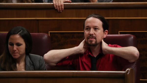 Diputada del partido Podemos, Irene Montero, y líder del partido, Pablo Iglesias, en el Parlamento español - Sputnik Mundo