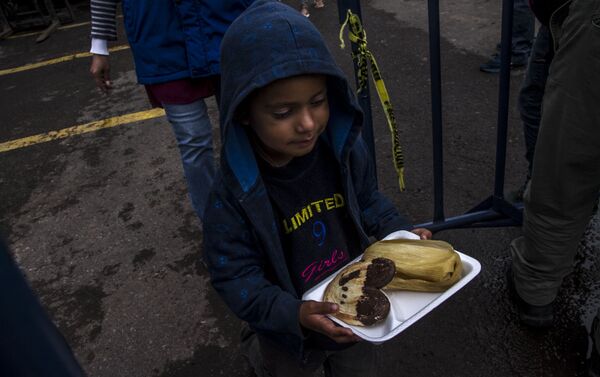Niño del éxodo centroamericano sale con un desayuno brindado por el puente humanitario de la Ciudad de México - Sputnik Mundo