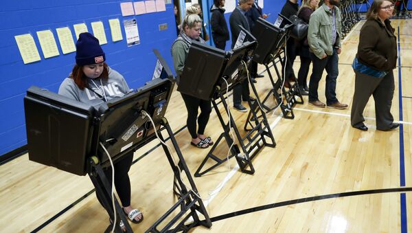 La gente vota durante las elecciones de medio término en Nueva York, EEUU - Sputnik Mundo