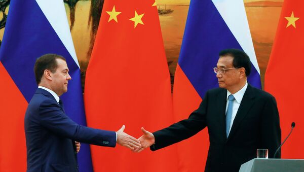 El primer ministro ruso, Dmitri Medvédev, con su homólogo chino, Li Keqiang - Sputnik Mundo
