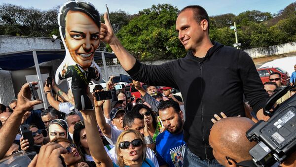El hijo de Jair Bolsonaro, Eduardo Bolsonaro, en la campaña electoral de su padre - Sputnik Mundo