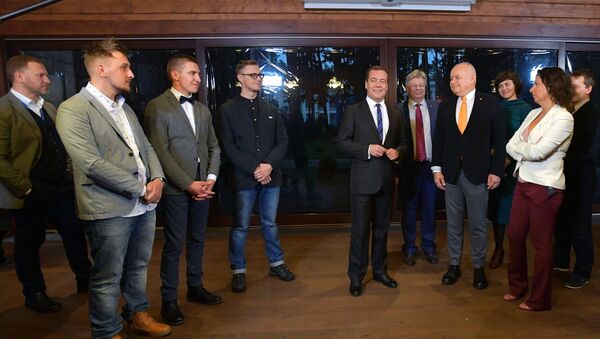 El primer ministro ruso, Dmitri Medvédev, reunido con los finalistas y los organizadores del concurso internacional de fotoperiodismo Stenin - Sputnik Mundo
