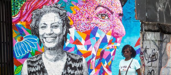 Un retrato de Marielle Franco, la consejal brasileña asesinada Un retrato de Marielle Franco, la consejal brasileña asesinada - Sputnik Mundo