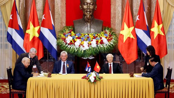 El presidente cubano, Miguel Díaz-Canel,  y el presidente de Vietnam, Nguyen Phu Trong - Sputnik Mundo