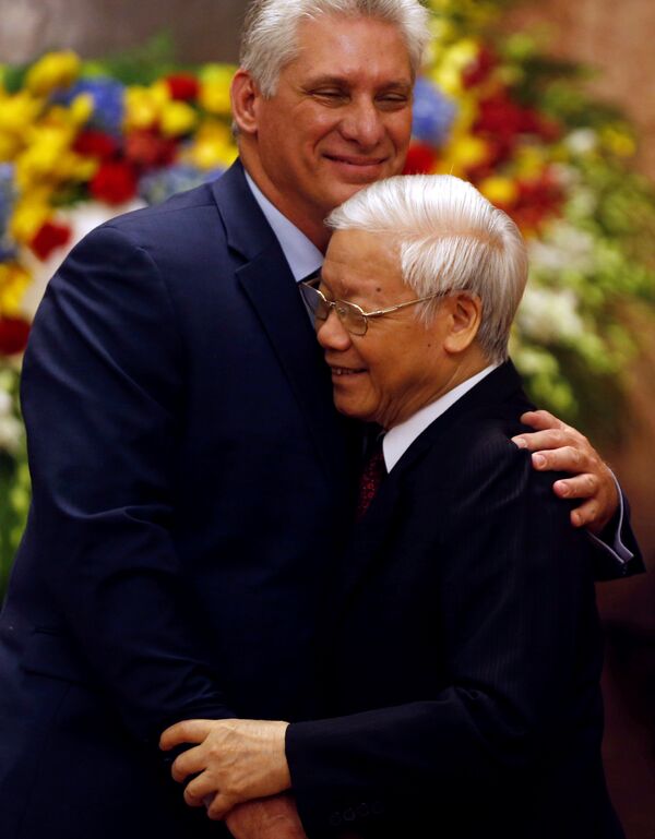 Miguel Díaz-Canel abraza al presidente de Vietnam luego del recibimiento en el Palacio Presidencial de Hanoi Miguel Díaz-Canel abraza al presidente de Vietnam luego del recibimiento en el Palacio Presidencial de Hanoi - Sputnik Mundo