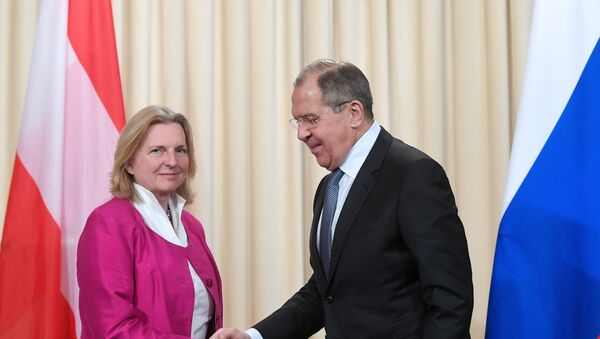 La ministra de Exteriores de Austria, Karin Kneissl, y su homólogo ruso, Serguéi Lavrov - Sputnik Mundo