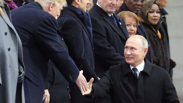 Presidente de EEUU, Donald Trump, y presidente ruso, Vladímir Putin, en París - Sputnik Mundo