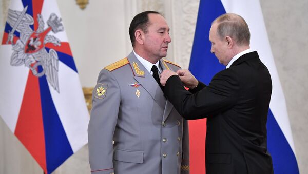 El presidente de Rusia, Vladímir Putin, otorga la medalla al mayor general Guennadi Zhidkó - Sputnik Mundo