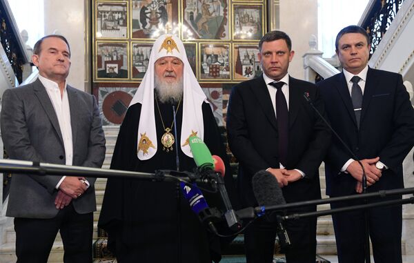 Leonid Pásechnik junto con Alexandr Zajárchenko, el patriarca de Moscú y toda Rusia, Kirill, y el líder del movimiento Elección Ucraniana-Derecho del Pueblo, Víctor Medvedchuk Leonid Pásechnik junto con Alexandr Zajárchenko, el patriarca de Moscú y toda Rusia, Kirill, y el líder del movimiento Elección Ucraniana-Derecho del Pueblo, Víctor Medvedchuk - Sputnik Mundo