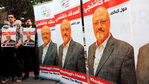 Activistas con fotos y banners del periodista saudi, Jamal Khashoggi - Sputnik Mundo