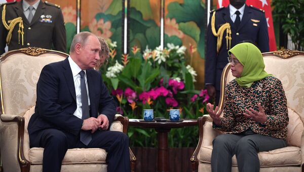 El presidente de Rusia, Vladímir Putin y la mandataria de Singapur, Halimah Yacob - Sputnik Mundo