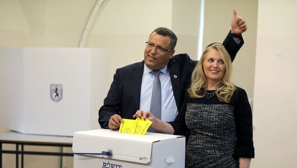 El candidato a la alcaldía de Jerusalén Moshe Lion con su esposa - Sputnik Mundo