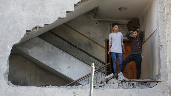 Un edificio destruido en Gaza - Sputnik Mundo