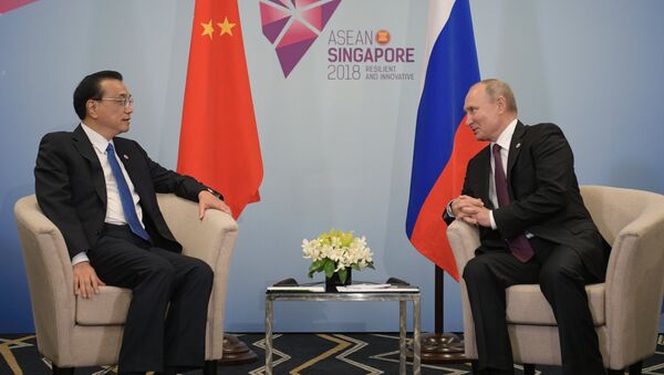 El primer ministro de China, Li Keqiang, y el presidente de Rusia, Vladímir Putin durante la reunión en Singapur - Sputnik Mundo