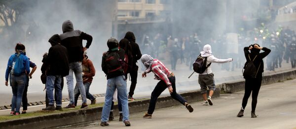 Las protestas de estudiantes en Colombia Las protestas de estudiantes en Colombia - Sputnik Mundo