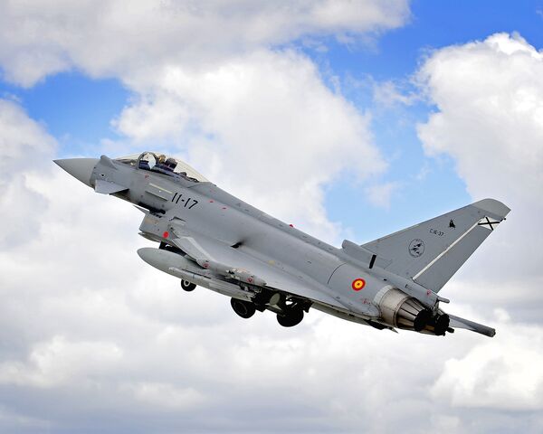 El Eurofighter Typhoon es un caza polivalente de 4ª generación que alzó vuelo por primera vez en 1994 y sirve en las Fuerzas Aéreas de Alemania, España, Italia, Reino Unido, entre otros. El Eurofighter Typhoon es un caza polivalente de 4ª generación que alzó vuelo por primera vez en 1994 y sirve en las Fuerzas Aéreas de Alemania, España, Italia, Reino Unido, entre otros. - Sputnik Mundo