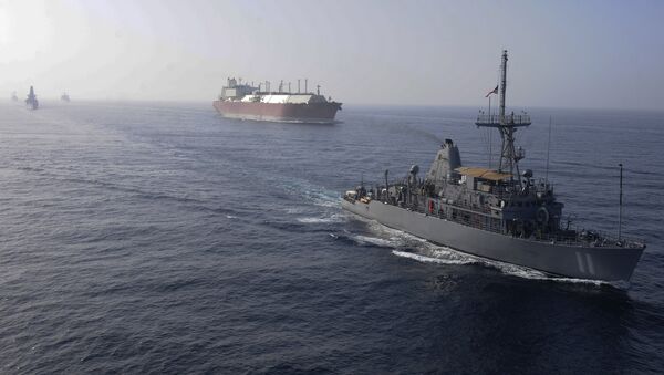 Naves estadounidenses acompañando un gran buque cisterna de gas natural (archivo) - Sputnik Mundo