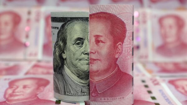 Yuanes y dólares (monedas de China y EEUU, respectivamente) - Sputnik Mundo