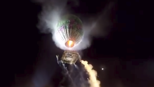 Un globo aerostático cargado de fuegos artificiales explota sobre una multitud (vídeo) - Sputnik Mundo
