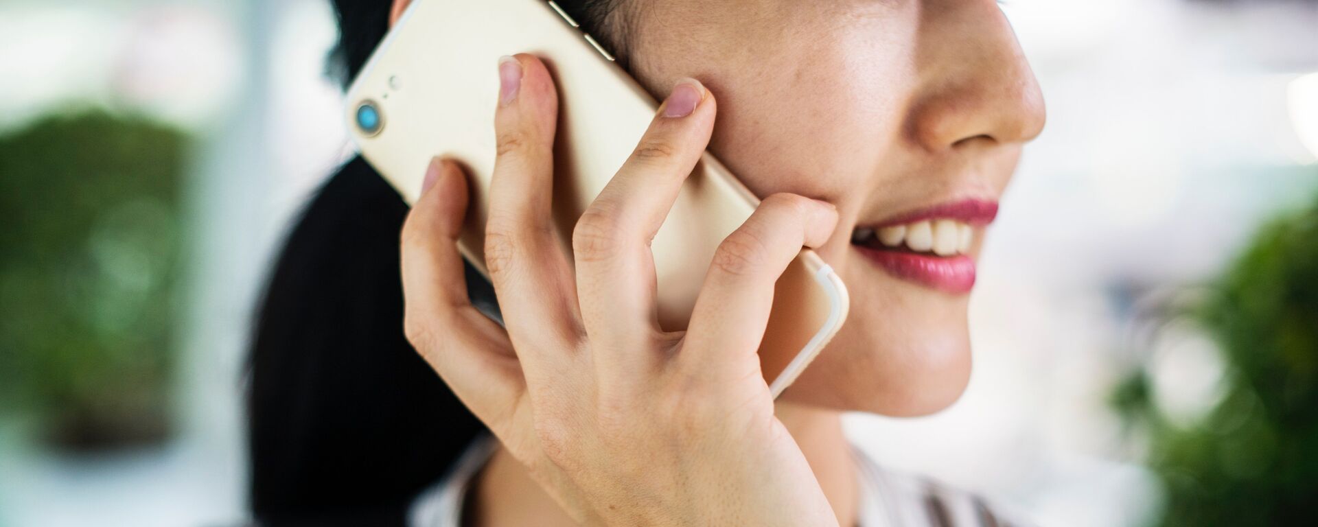 Una mujer hablando por teléfono móvil - Sputnik Mundo, 1920, 19.01.2022