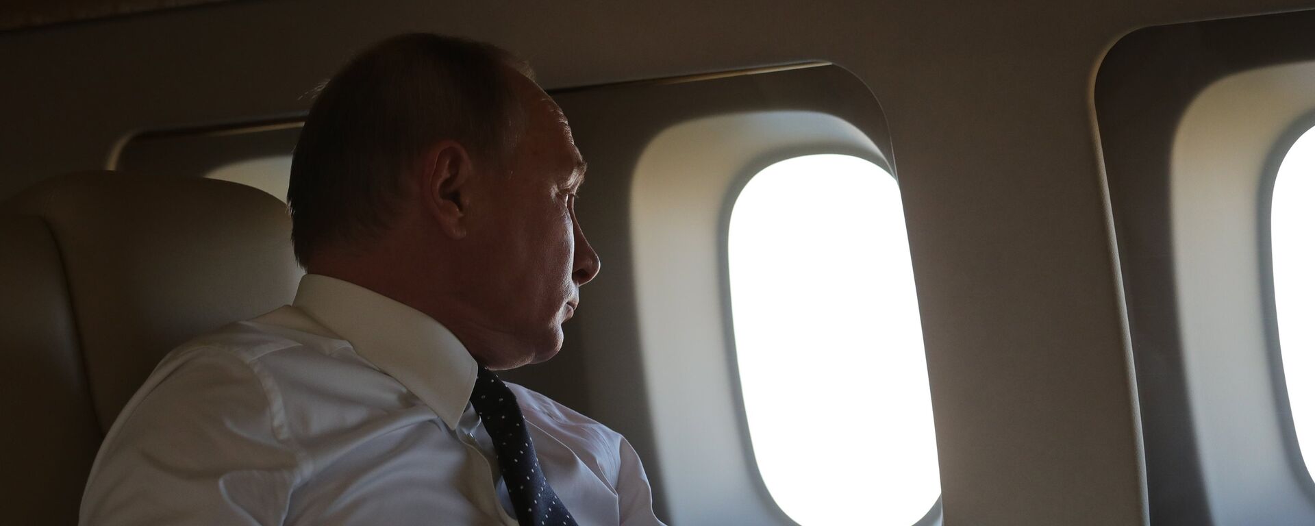 Vladímir Putin, presidente de Rusia, a bordo de un avión  - Sputnik Mundo, 1920, 26.06.2022