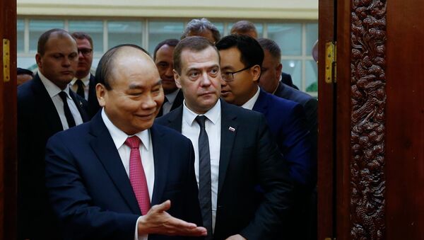 Primer ministro de Vietnam, Nguyen Xuan Phuc, y primer ministro de Rusia, Dmitri Medvédev - Sputnik Mundo