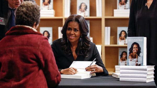 La ex primera dama de EEUU Michelle Obama firma su libro - Sputnik Mundo